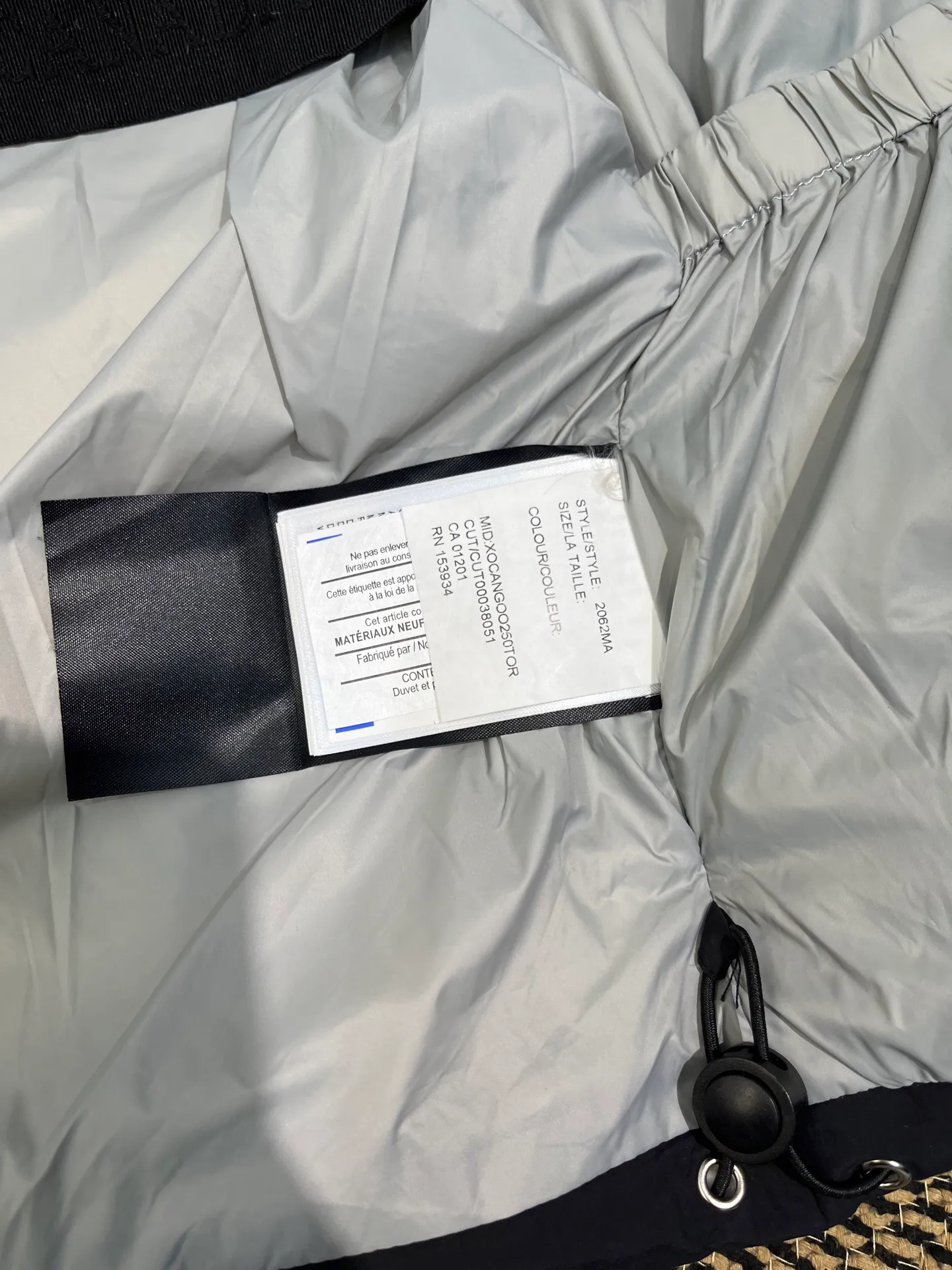 P740 Big Goose Capsule White Label Down Canada Goos* Canada Goose's new limited white label bread jacket, the same style for men and women, filled with 625 fill power white goose down, and the fabric has a satin feel. Suitable for wearing in spring and autumn in various cities, this model has a stand-up collar design, classic and versatile, and has good thermal insulation effect! Fabric + Features: ✅Fabric: 85% polyester, 15% cotton, windproof and waterproof ✅Lining: 100% polyester, windproof and waterproof ✅Filling: 80% pure white duck down, 20% pure white feathers ✅Fillness: 625 ✅Care instructions: Dry cleaning ✅Zipper: Genuine YKK two-way entrance zipper ✅TEI Temperature Feeling Index 1: Lightweight minus 5 degrees to 5 degrees Technology: ✅The fabric is made of CORDURA polyamide fabric, which is a new functional fabric and a leading technological product. The durability is 2 times higher than ordinary nylon fabric. Wear resistance, strong tear resistance, good hand feel and good color. ✅The liner is filled with imported 625 fill power 90 white duck down, the liner is reinforced with anti-runaway velvet liner, and the fly on the front center fly is designed with snap buttons to prevent ventilation and rain. Whether it is hiking, urban walking or polar exploration, this model can help you find the Cana that suits your body, activities and lifestyle. Color: pink, blue, black, white Size: xs-l